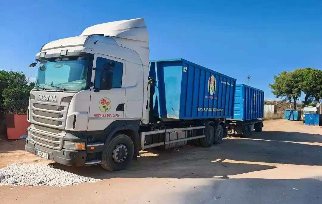 CAMIÓN CON REMOLQUE