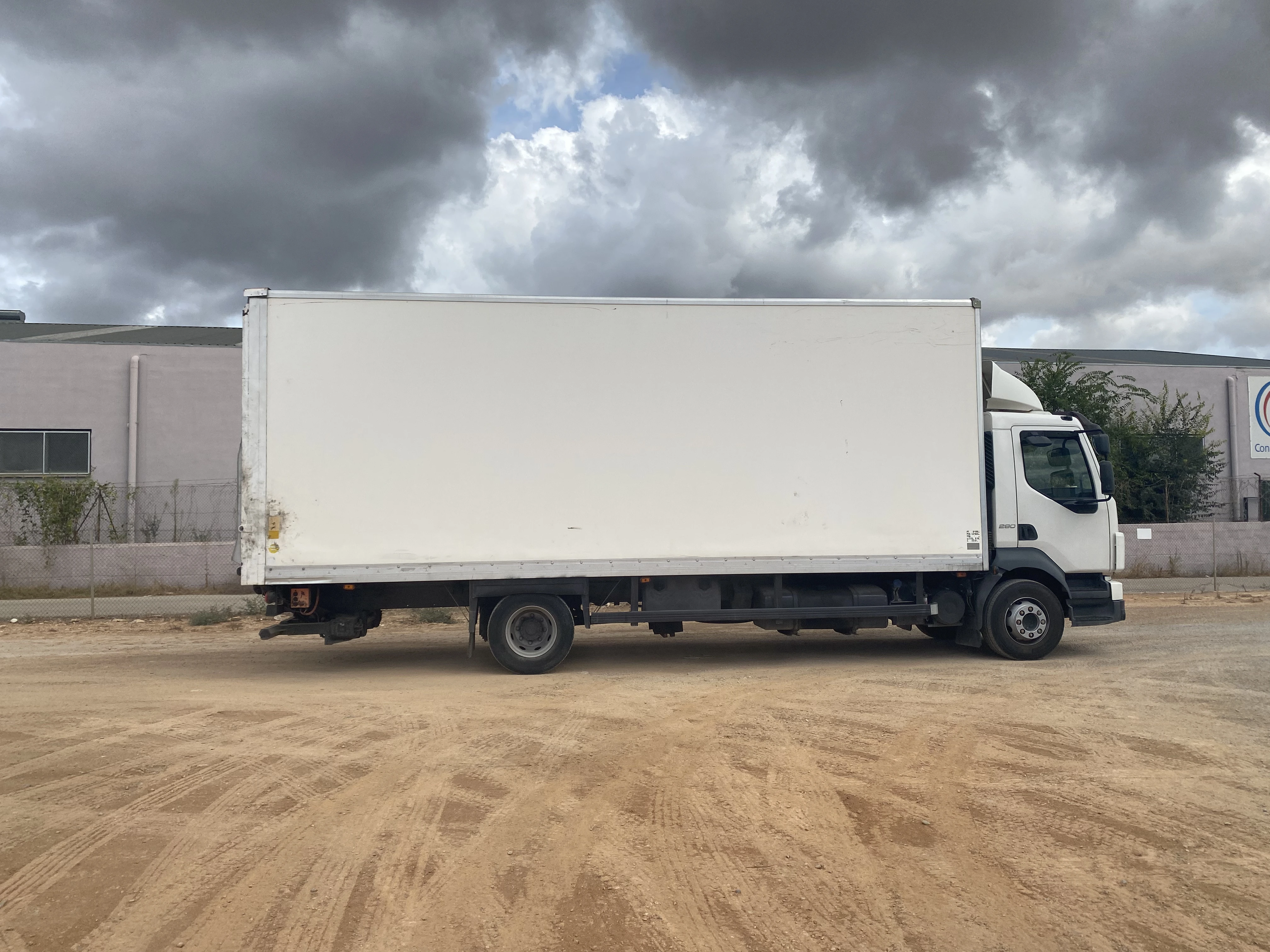 CAMIÓN GRANDE CON PLATAFORMA ELEVADORA