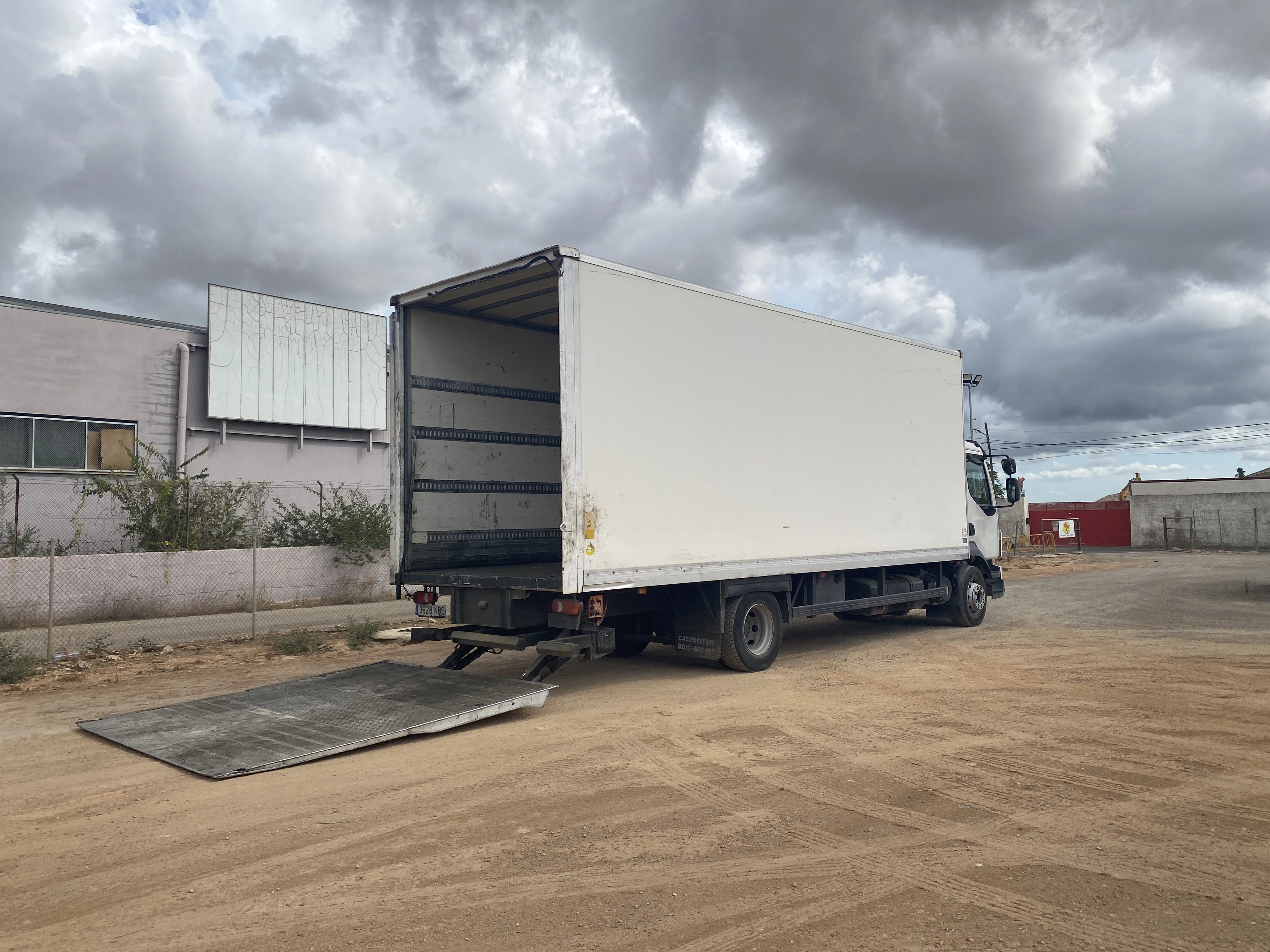 CAMIÓN GRANDE CON PLATAFORMA ELEVADORA - vista alternativa