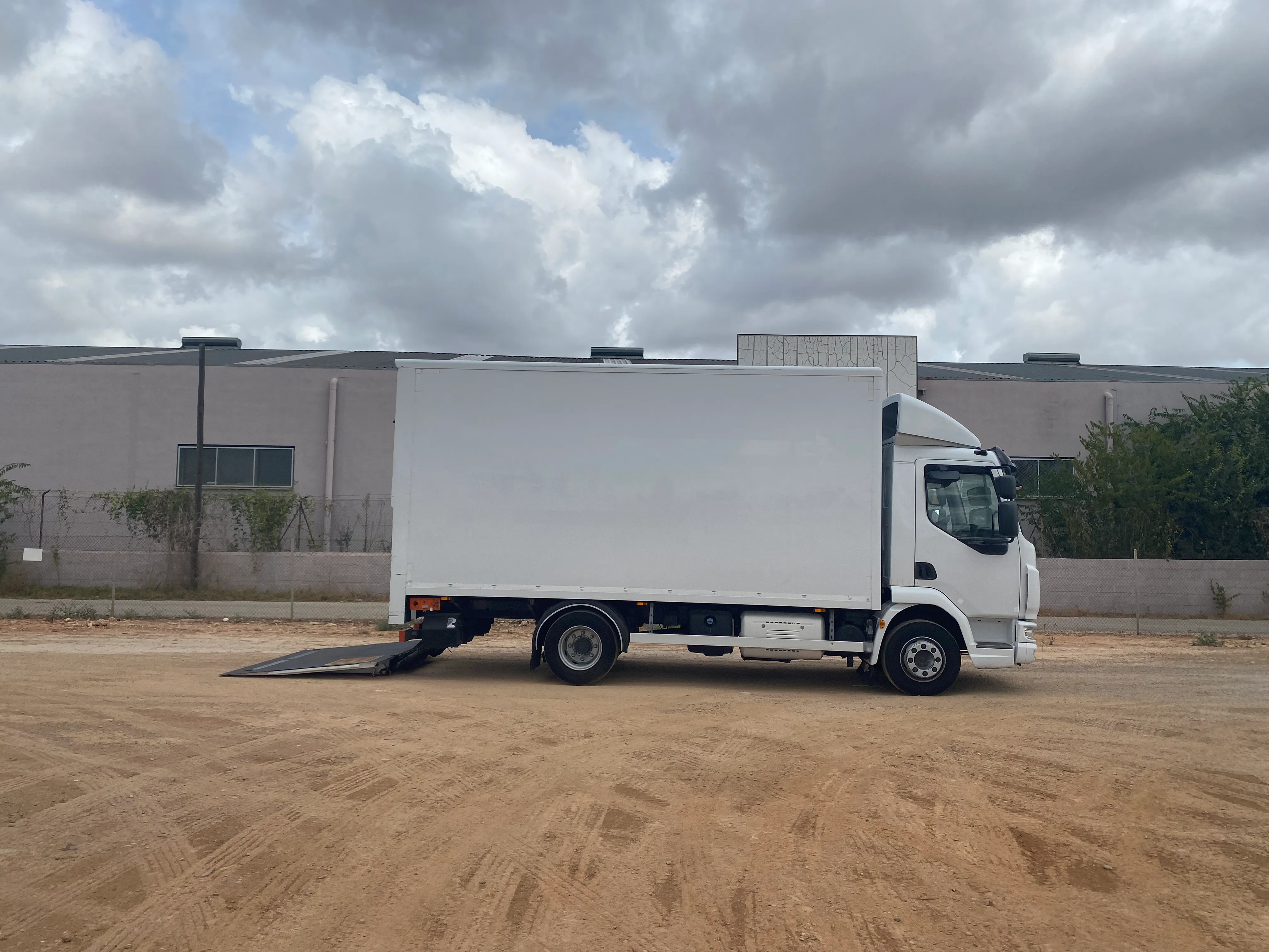 CAMIÓN PEQUEÑO CON PLATAFORMA ELEVADORA