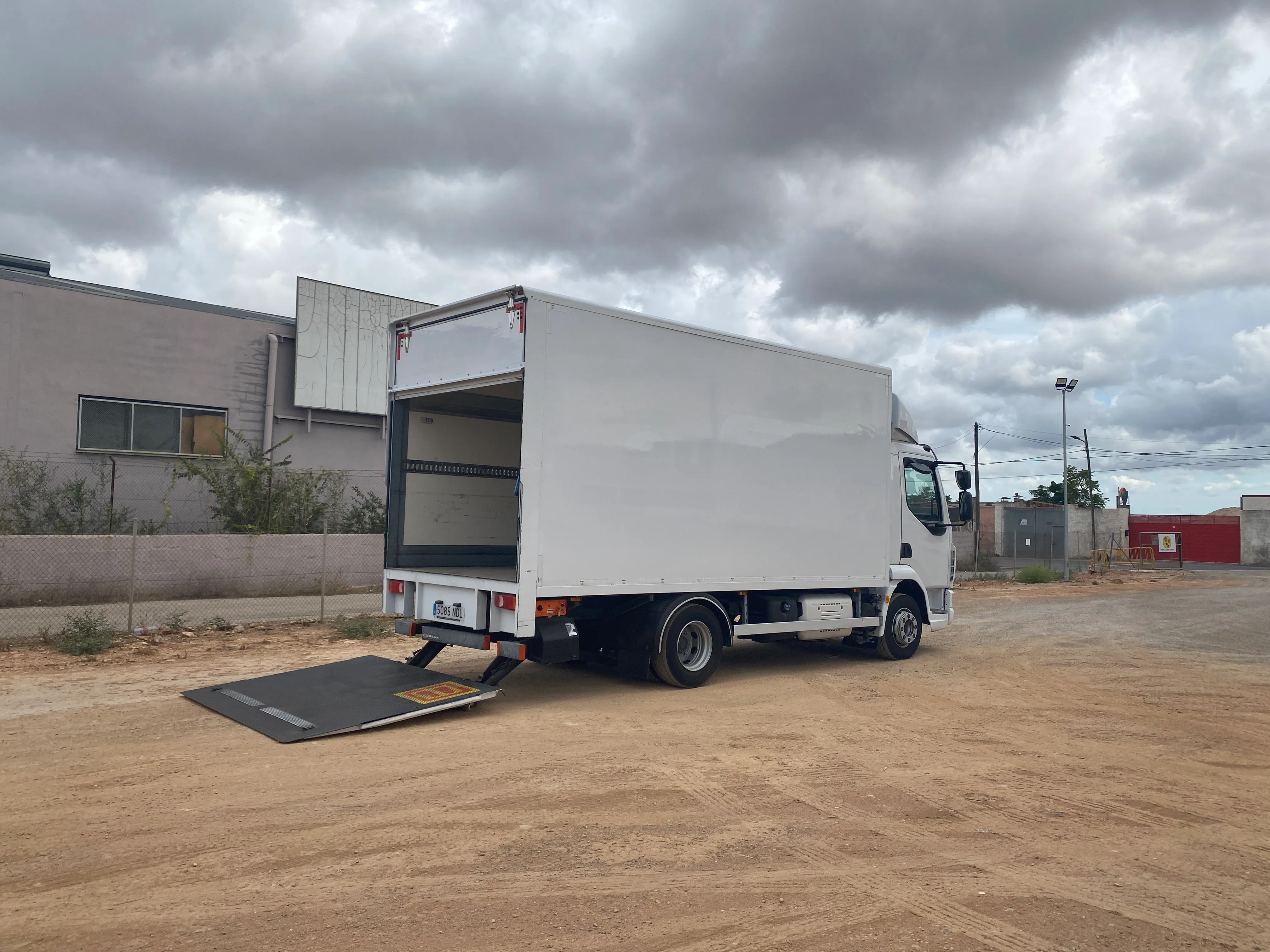 CAMIÓN PEQUEÑO CON PLATAFORMA ELEVADORA - vista alternativa