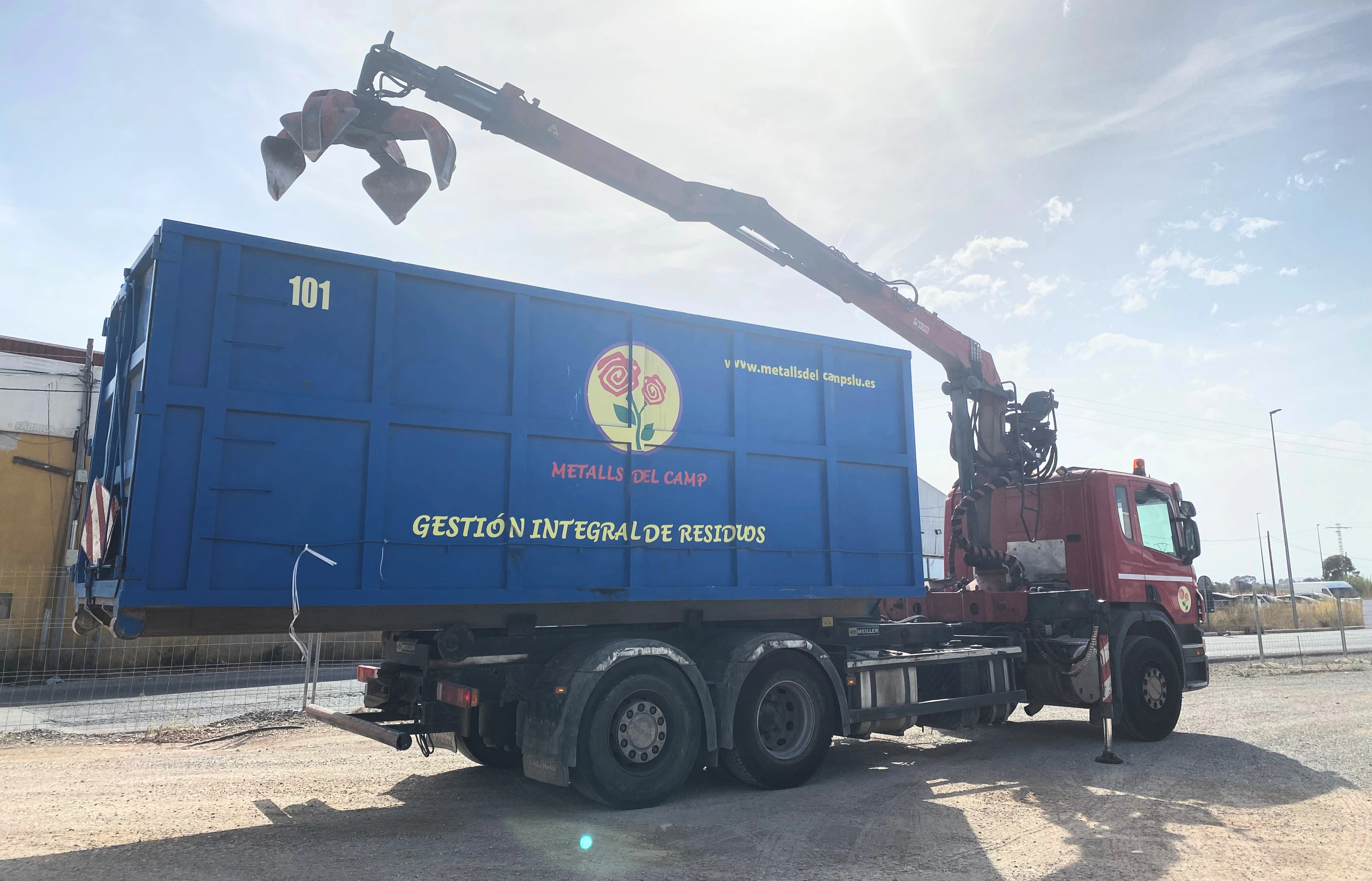 CAMIONES EQUIPADOS CON GRÚA Y PINZA DE PULPO