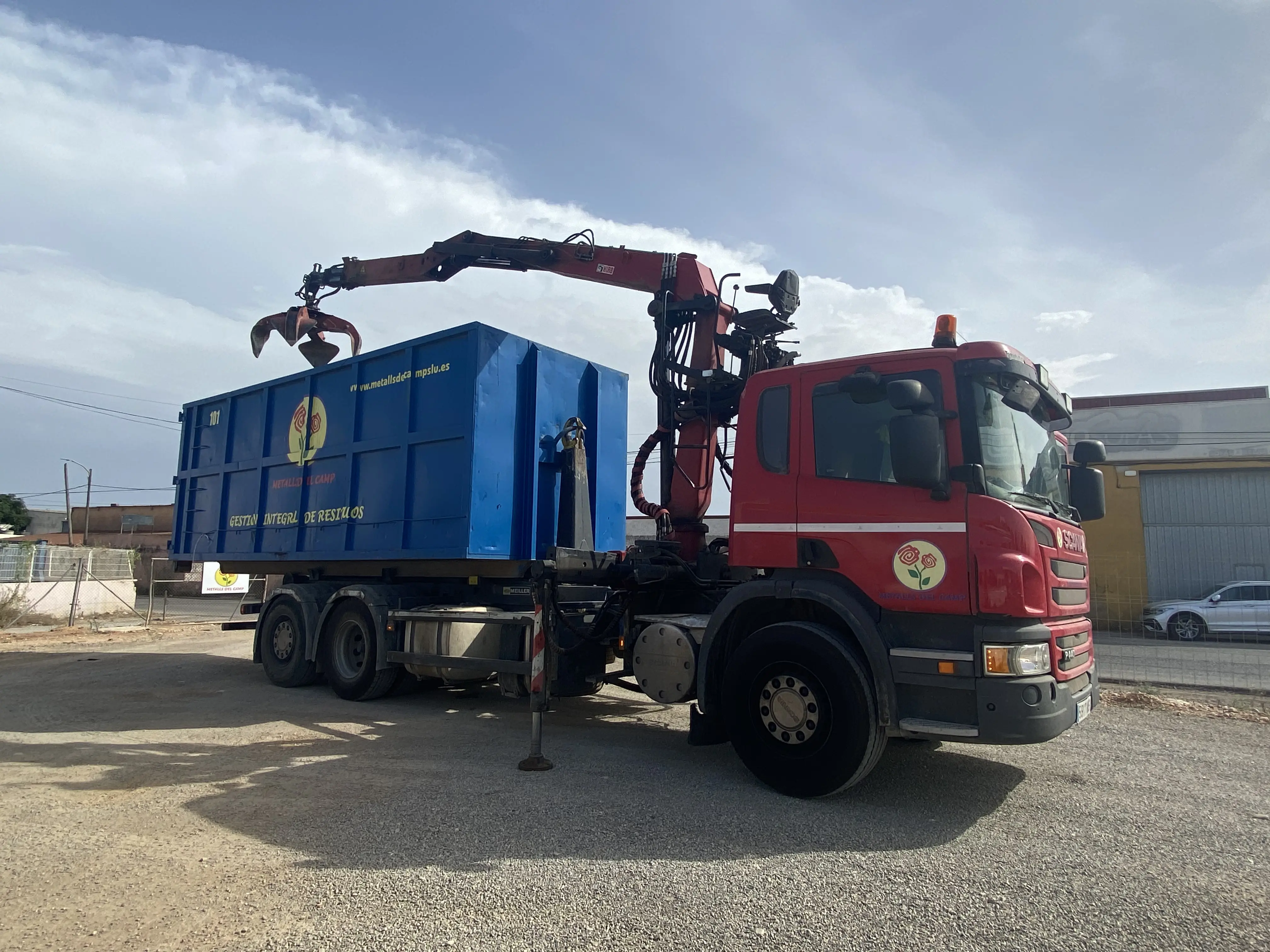 CAMIONES EQUIPADOS CON GRÚA Y PINZA DE PULPO - vista alternativa